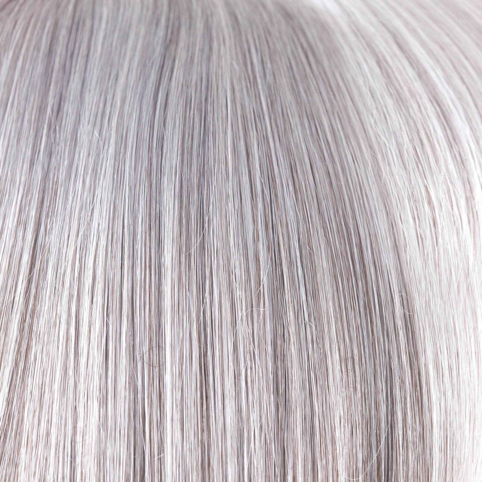 A natural and realistic with gradation starting as a silvery white and ends as a dark salt-and-pepper tone at the nape. 