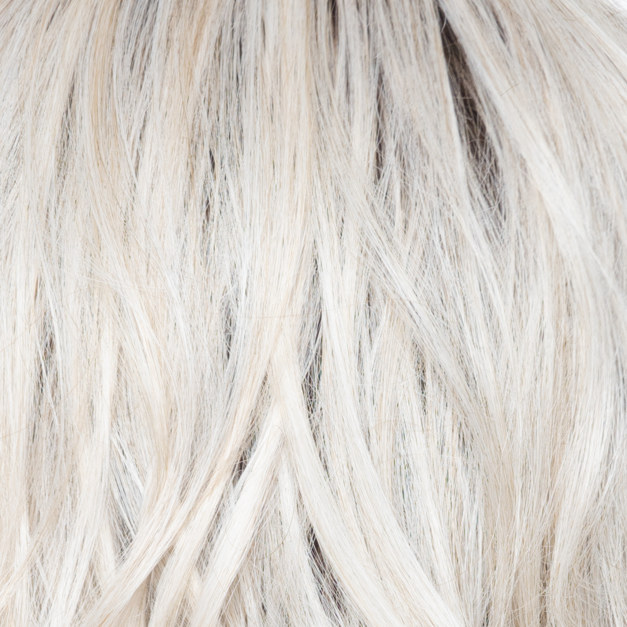 White Rose Blond-R  -  A white blond base with subtle warm brown highlights. The medium-brown root creates a vibrant appearance.